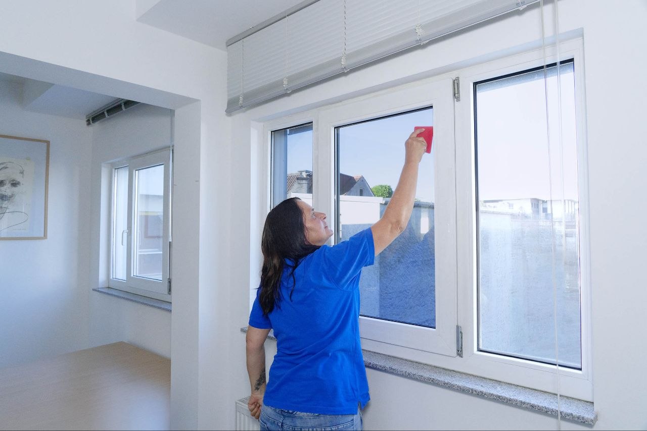 Montage einer UV-Sonnenschutzfolie am Fenster – Kastner GmbH