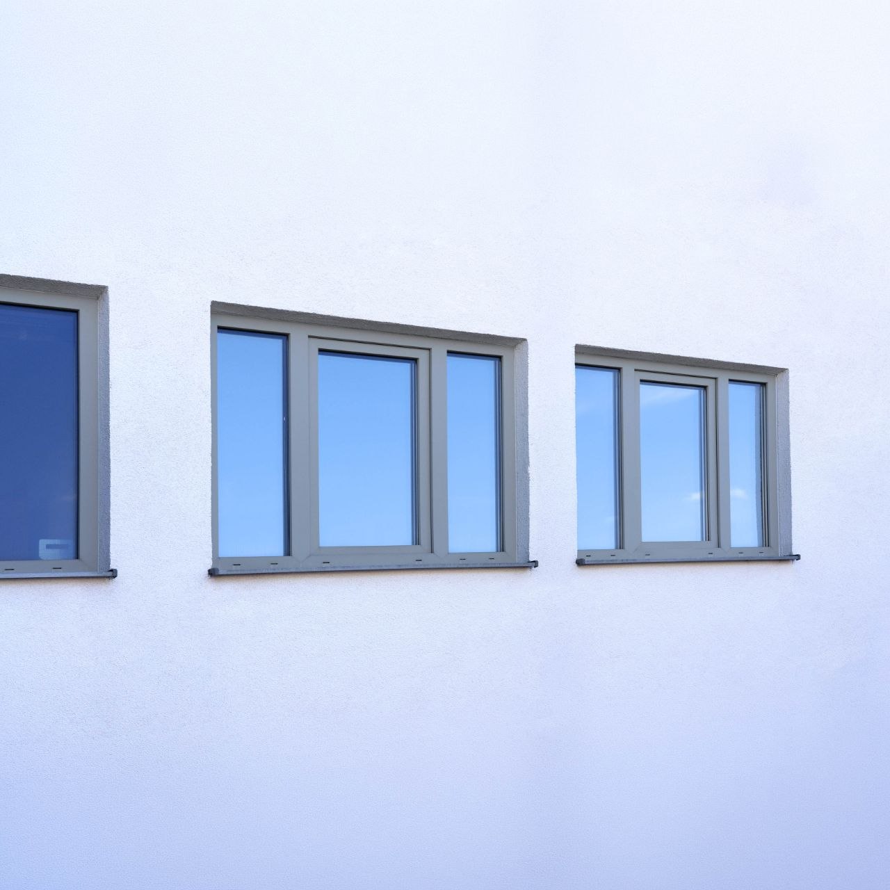 Fenster mit UV-Sonnenschutzfolie an einer Gebäudefassade – Kastner GmbH